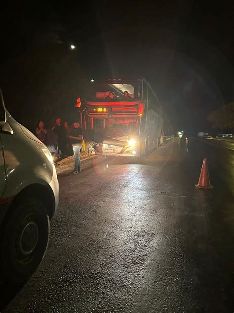 Pneu estoura e ônibus bate em barranco na BR 251 em Francisco Sá