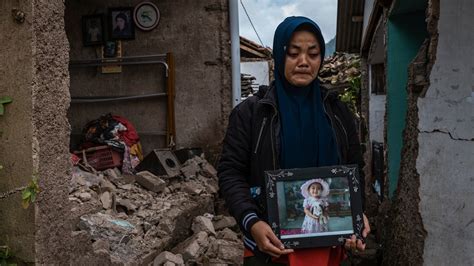 Indonesia Earthquake Takes a Heavy Toll on Children - The New York Times