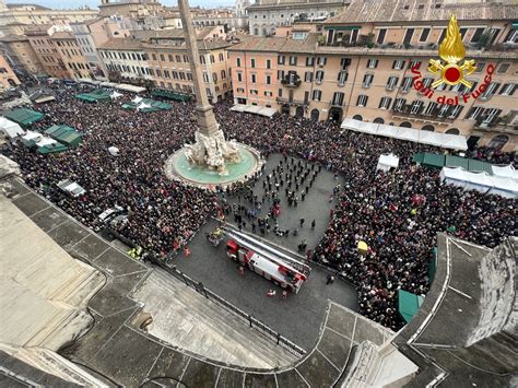 Roma In Piazza Navona Arriva La Befana Foto E Video