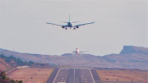 Espectacular Despegue De Un Airbus Segundos Antes Del Aterrizaje De Un