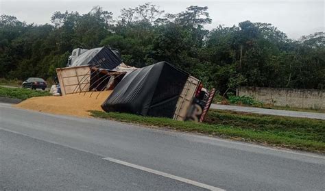 Perigo Caminhão Carregado Com Soja Tomba Na Br 277 No Litoral Do