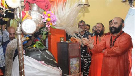 First Worship Of Chhadi Mubarak In Srinagar Shankaracharya Temple