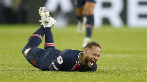 Psg Lyon Neymar Stretchered Off In Tears As Psg Lose To Lyon Ligue