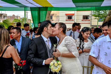 Todo Un R Cord Parejas Se Casan En Matrimonio Masivo En Castilla