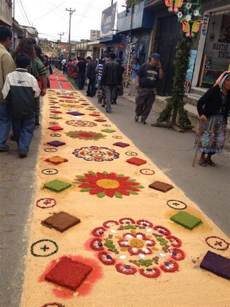 Alfombras De Aserr N Y Flores Para La Procesi N De Corpus Christi El