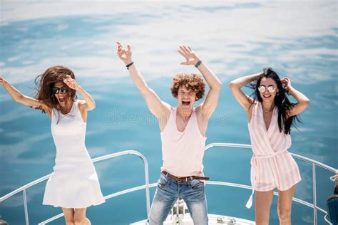 La Gente Caucásica Feliz Joven Que Baila En Barco Va De Fiesta Imagen