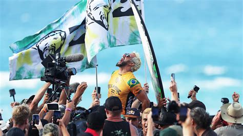 Italo Ferreira Wins The 2019 Pipe Masters To Clinch His First WSL World