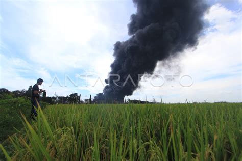 KEBAKARAN TANGKI PERTAMINA BALONGAN BELUM PADAM ANTARA Foto