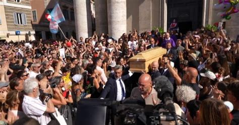 La Gente Canta O Bella Ciao Ai Funerali Di Michela Murgia Il