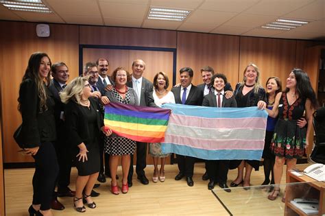 Travestis Na Escola Assujeitamento E Resistência À Ordem Normativa - Transexuais e travestis podem usar o nome social nas escolas | CLAUDIA