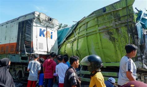 SINDO Hi Lite Kereta Api Tabrak Truk Di Perlintasan KA Kayualek Padang