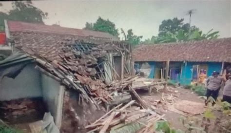 Tertimpa Pohon Tumbang Rumah Warga Di Sukabumi Hancur