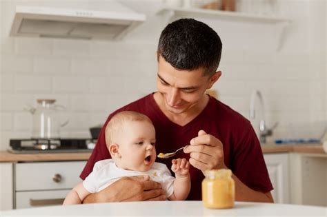 Filmación en interiores de un padre feliz sentado a la mesa con una