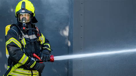 Berlin Staaken Kind L St Wohnungsbrand Aus Feuerwehr Rettet Menschen