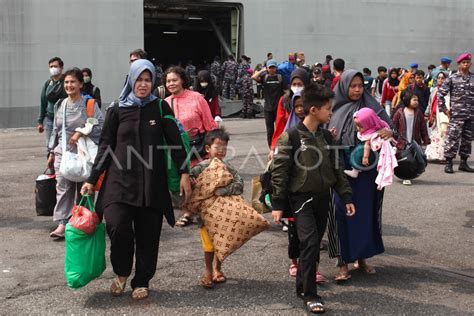 Pemudik Dengan Kapal Perang Tiba Di Surabaya Antara Foto