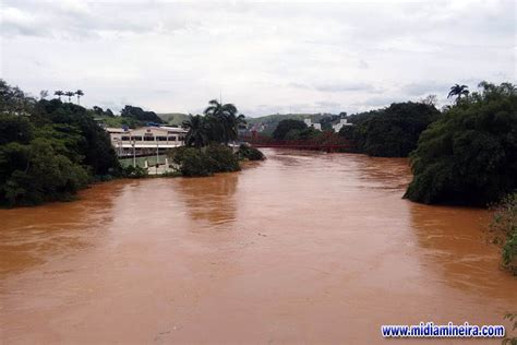 Cataguases Nível do Rio Pomba chega a 4 75 e município está em estado