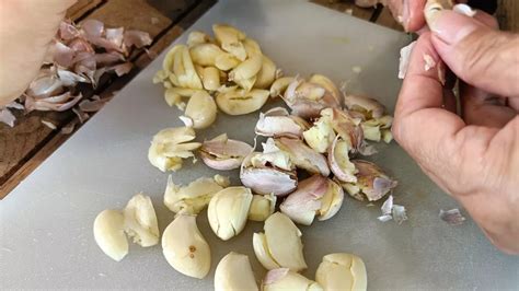 People gobsmacked by garlic peeling hack that saves so much time in ...