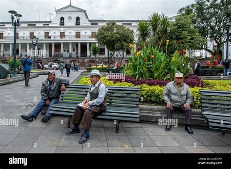 Los Hombres Se Sientan En Un Banco Del Parque En La Plaza De La