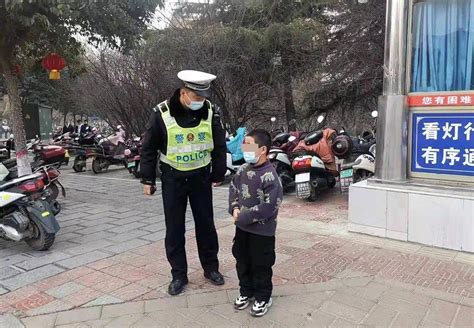 “谢谢警察叔叔！”巩义走失萌娃找到家人了男童孩子父母