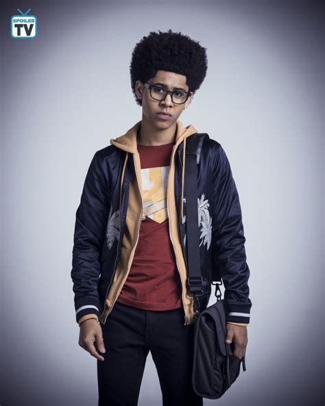 Runaways Season 2 Official Picture Alex Wilder Marvel S Runaways