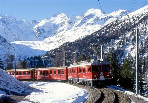 Rhb Regionalzug Von St Moritz Nach Tirano Am In Der