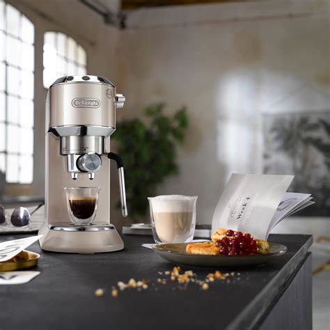 K B Ec Dedica Arte Espressomaskine Beige Fra Delonghi