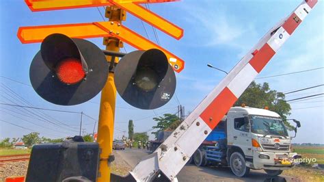 Palang Pintu Perlintasan Kereta Api Gandulan Pemalang Kaligung