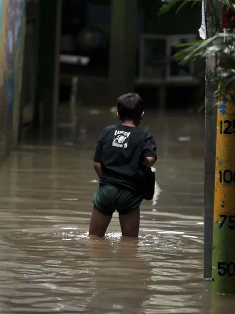 Rt Di Jakarta Terendam Banjir Sore Ini Ketinggian Air Capai Cm