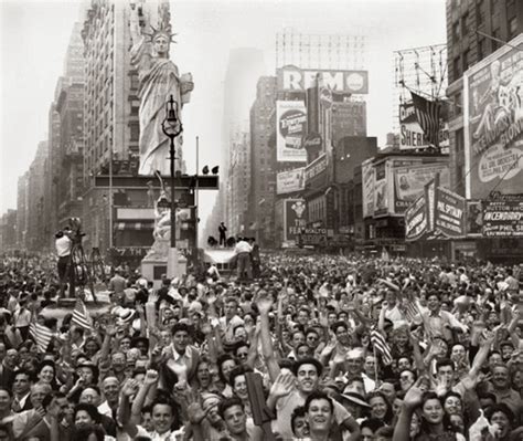 World War Ii Pictures In Details Crowds In Times Square Celebrate V J Day