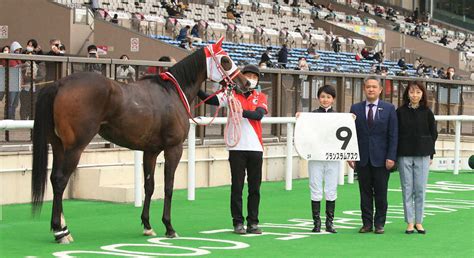 ＜東京3r 2歳未勝利＞2歳未勝利戦を制したグランスラムアスクと古川（右から3人目）＝撮影・西川祐介 ― スポニチ Sponichi