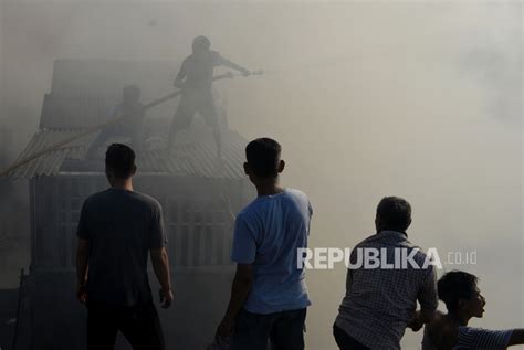 Petugas Damkar Dan Warga Berjibaku Padamkan Kebakaran Di Jalan Anyer