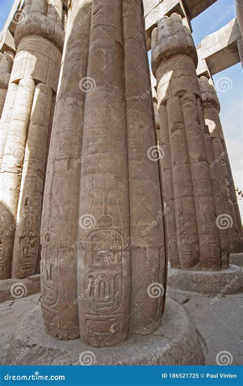 Entalhes Hieróglifos Em Colunas Antigas Do Templo Egípcio Imagem de