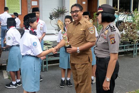 Serah Terima Piala Smk Negeri Gianyar