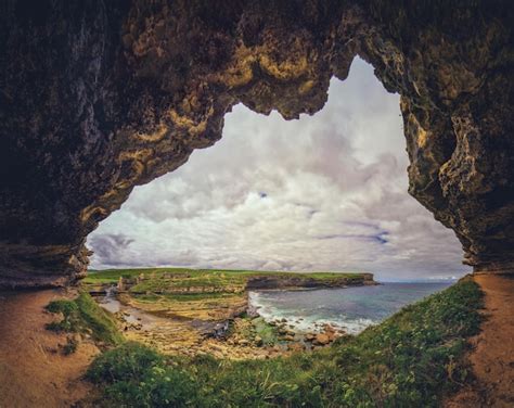 Bela Foto De Uma Forma O Geol Gica Perto De Um Lago Cercado Por Uma