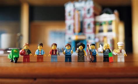 LEGO Icons 10312 Jazz Club includes magical minifigure first