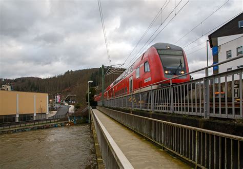 Steuerwagen voraus überquert der RE 9 rsx Rhein Sieg Express Siegen