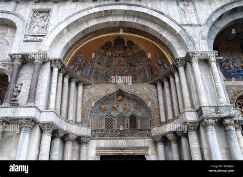 Mosaik Ber Dem Portal Des Sant Alipio Der Basilika San Marco Venedig