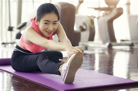 Estilo De Vida Saludable Ejercicio De Calentamiento Deportivo Femenino