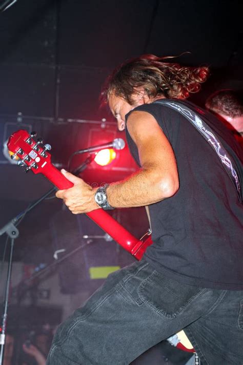 Guitarrista Que Canta Em Uma Faixa Imagem De Stock Imagem De Metal