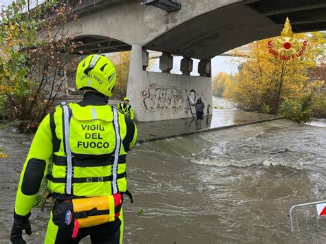 Senzatetto Bloccata Dalla Piena Sotto Il Ponte Salvata Dai Vigili Del