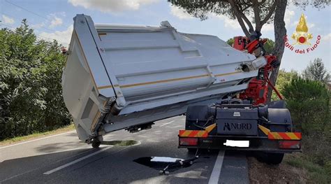 Camion Urta Un Albero E Il Rimorchio Si Ribalta