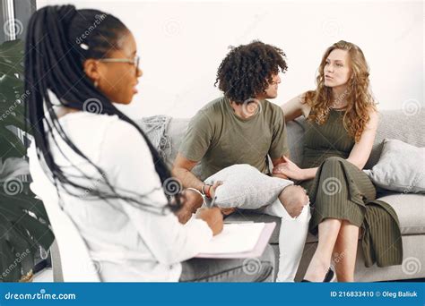 Pareja Teniendo Conversación Con Psicólogo En Terapia Foto de archivo