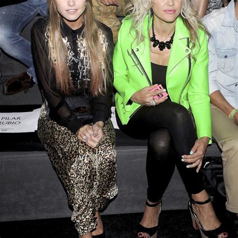 Laura Hayden y Silvia Superstar en el front row de Carlos Díez y María