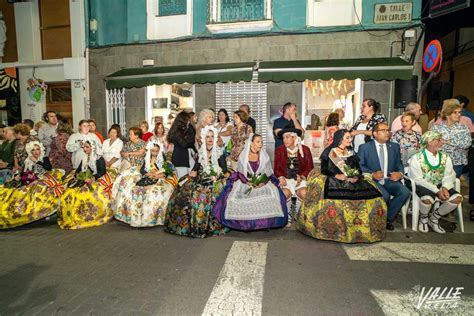 Las Fallas Rinden Pleites A A Los Santos Patronos Con Cientos De Flores