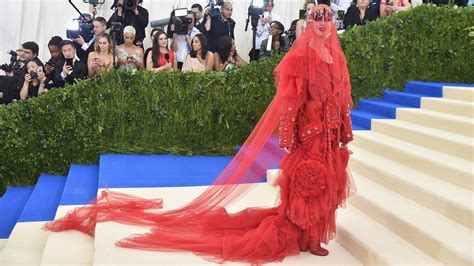 How Katy Perry Went to the Bathroom in Her Met Gala 2017 Gown | Teen Vogue