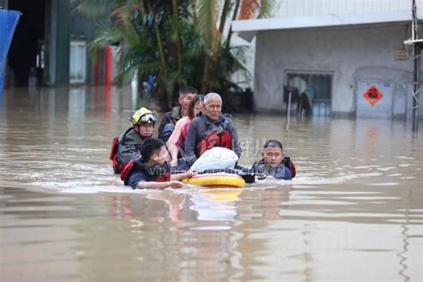 福建厦门：强降雨致城区部分积水 消防紧急转移群众 人民图片网