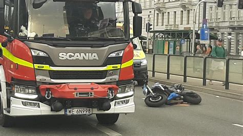 Warszawa Wypadek W Centrum Ranni Motocyklista I Pieszy TVN Warszawa