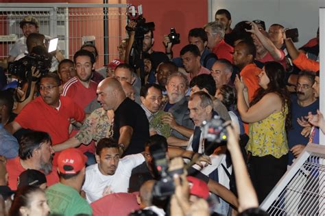 A Gazeta Lula Deixa Sindicato A Pé E Entra Em Carro Da Polícia Federal