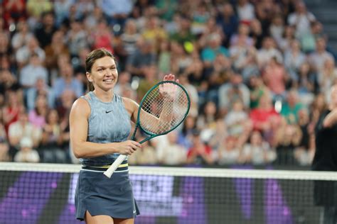 Simona Halep fotografiată în compania a trei fotbalişti din naționala