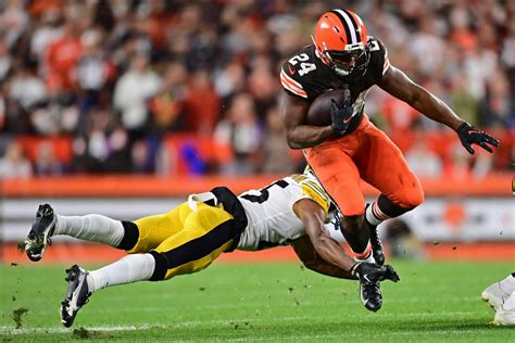 Browns RB Nick Chubb Makes Decision on Playing in Last two Games ...